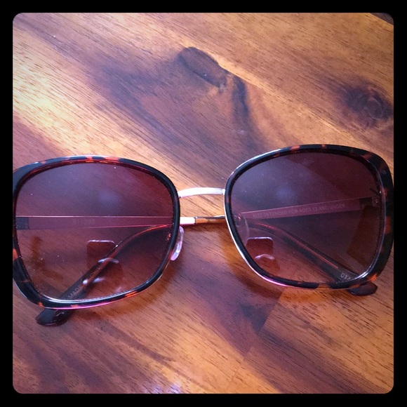 Accessories - Oversized sunglasses